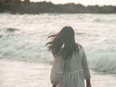 Imagem destacada do post Filmes para Quando a Alma Dói, sobre filmes que acolhem a dor e inspiram recomeços quando tudo dói — um convite à pausa, à escuta e ao renascimento através do cinema.